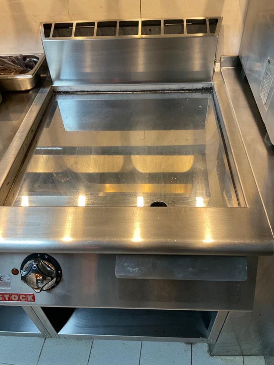Dieselbe Grillplatte nach der Reinigung, blanker Edelstahl